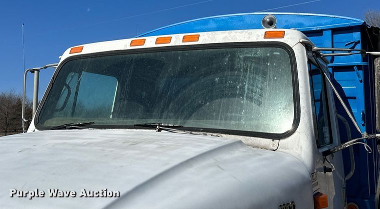 image for item DJ6237 2000 International  4700  grain truck