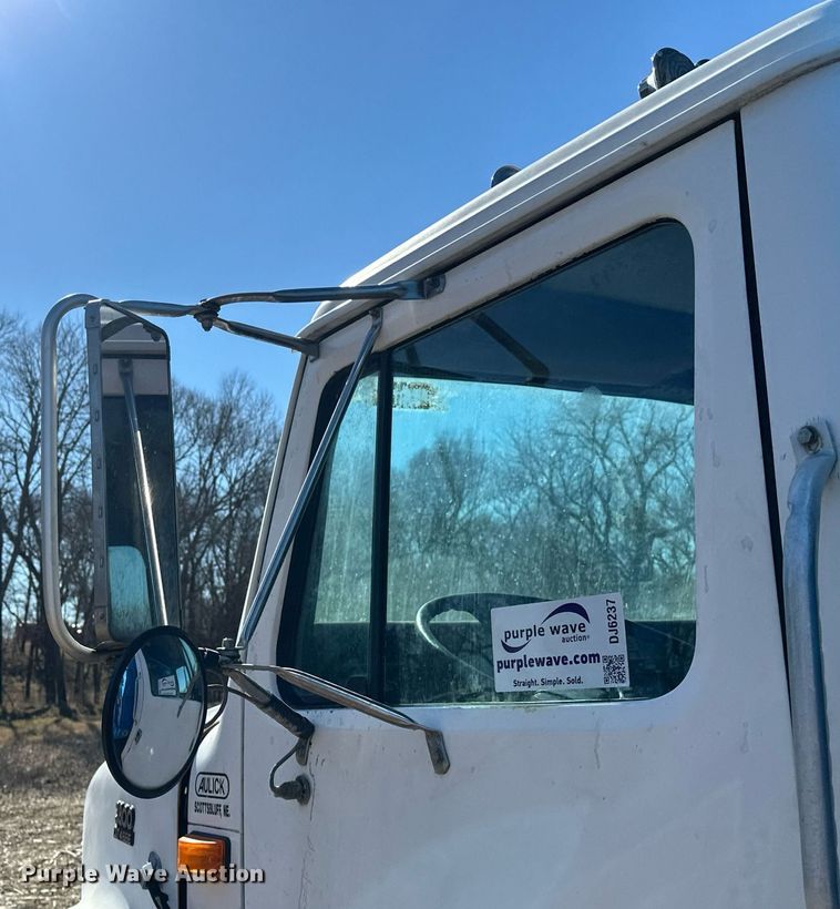 image for item DJ6237 2000 International  4700  grain truck