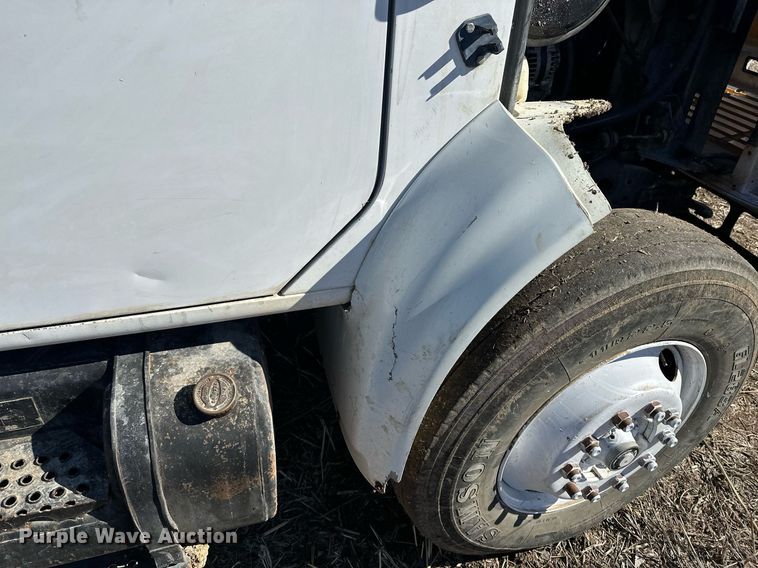 image for item DJ6237 2000 International  4700  grain truck