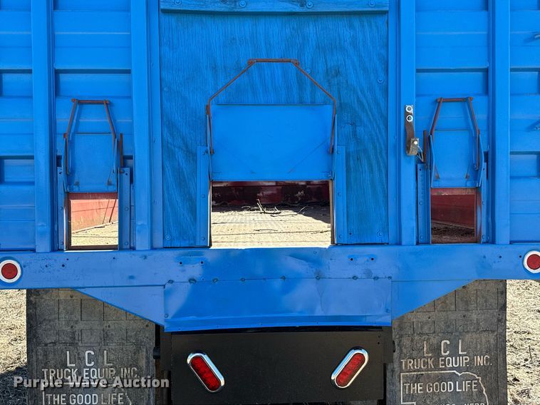 image for item DJ6237 2000 International  4700  grain truck