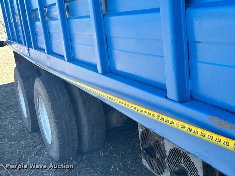 image for item DJ6237 2000 International  4700  grain truck