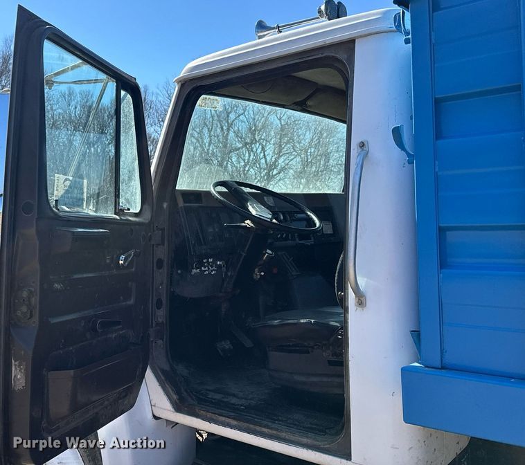 image for item DJ6237 2000 International  4700  grain truck