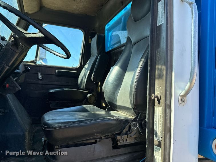 image for item DJ6237 2000 International  4700  grain truck