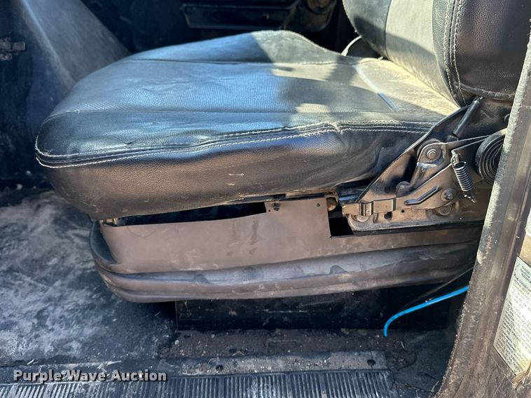 image for item DJ6237 2000 International  4700  grain truck