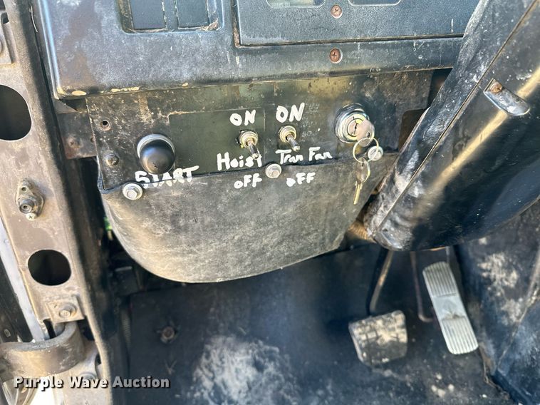 image for item DJ6237 2000 International  4700  grain truck