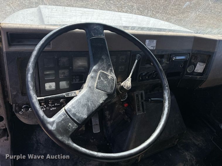 image for item DJ6237 2000 International  4700  grain truck