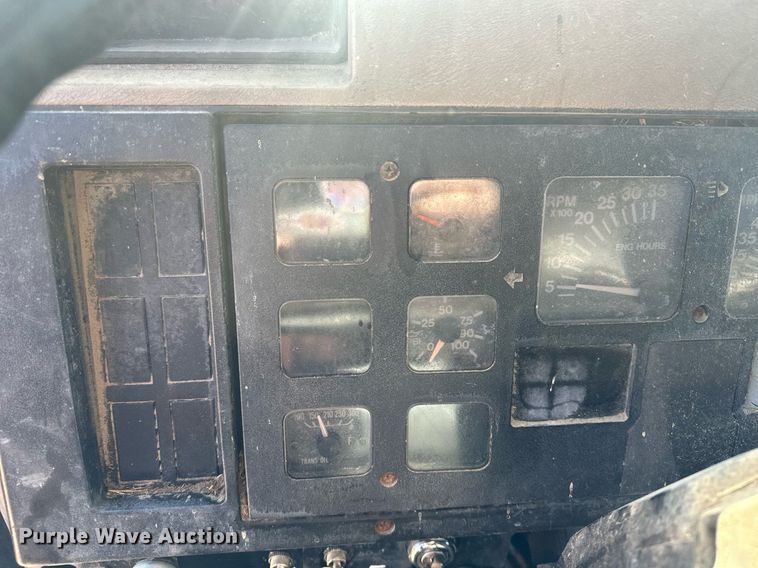 image for item DJ6237 2000 International  4700  grain truck