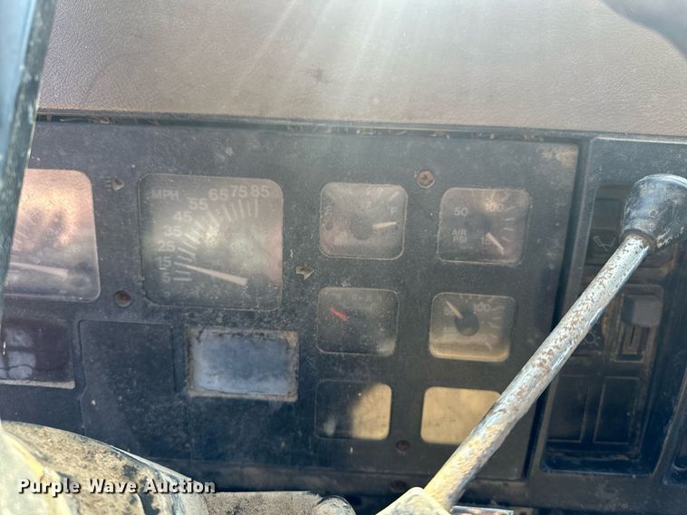 image for item DJ6237 2000 International  4700  grain truck