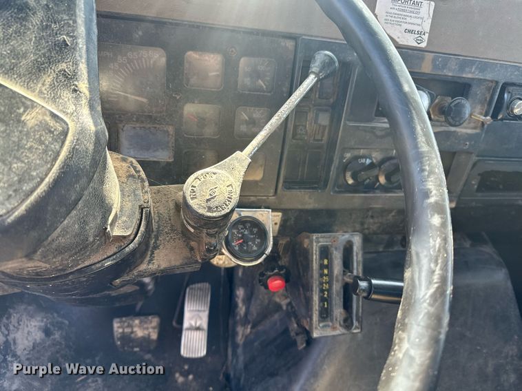 image for item DJ6237 2000 International  4700  grain truck