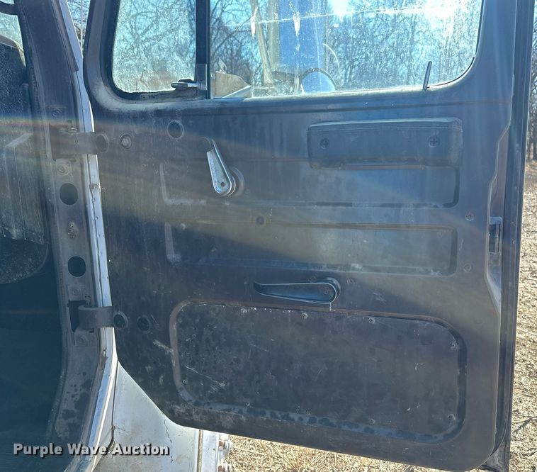 image for item DJ6237 2000 International  4700  grain truck