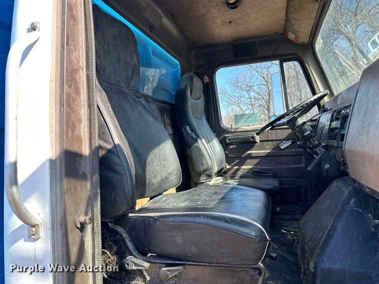 image for item DJ6237 2000 International  4700  grain truck