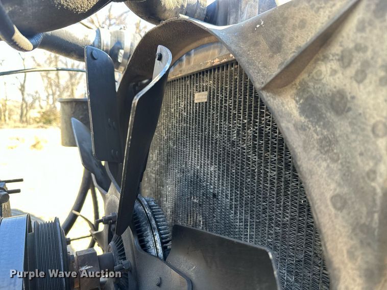 image for item DJ6237 2000 International  4700  grain truck