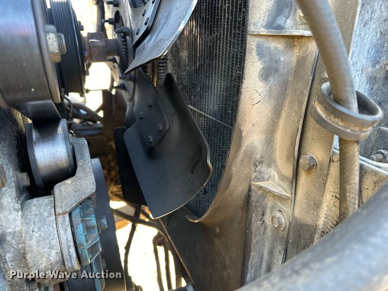 image for item DJ6237 2000 International  4700  grain truck