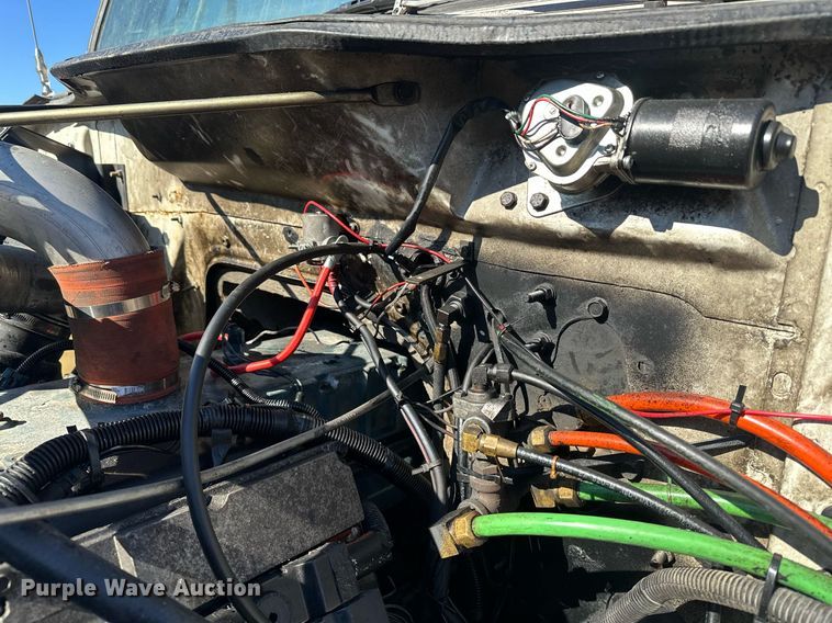 image for item DJ6237 2000 International  4700  grain truck