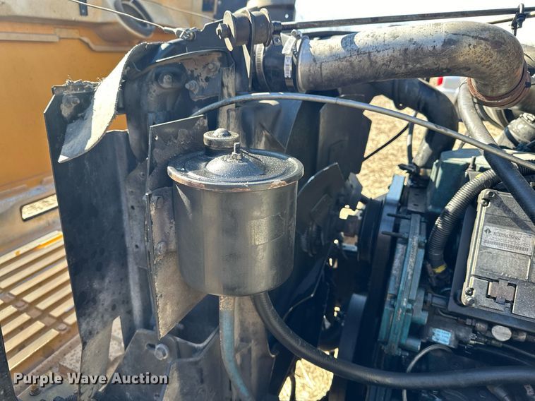 image for item DJ6237 2000 International  4700  grain truck