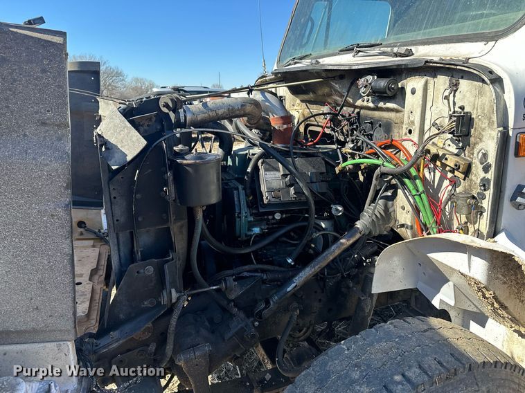 image for item DJ6237 2000 International  4700  grain truck