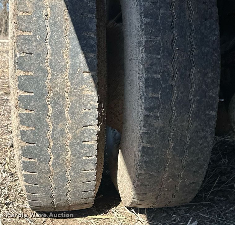 image for item DJ6237 2000 International  4700  grain truck