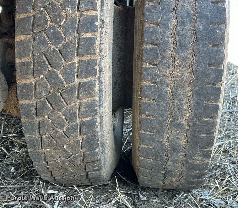 image for item DJ6237 2000 International  4700  grain truck