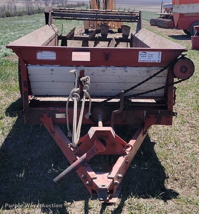 image for item DP3559 International Harvest 11908 manure spreader