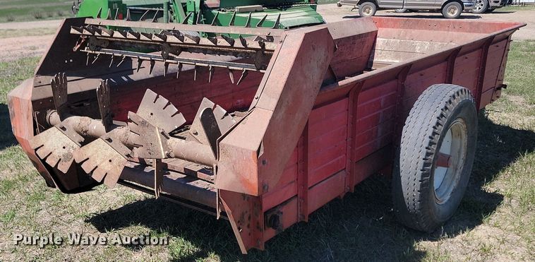 image for item DP3559 International Harvest 11908 manure spreader
