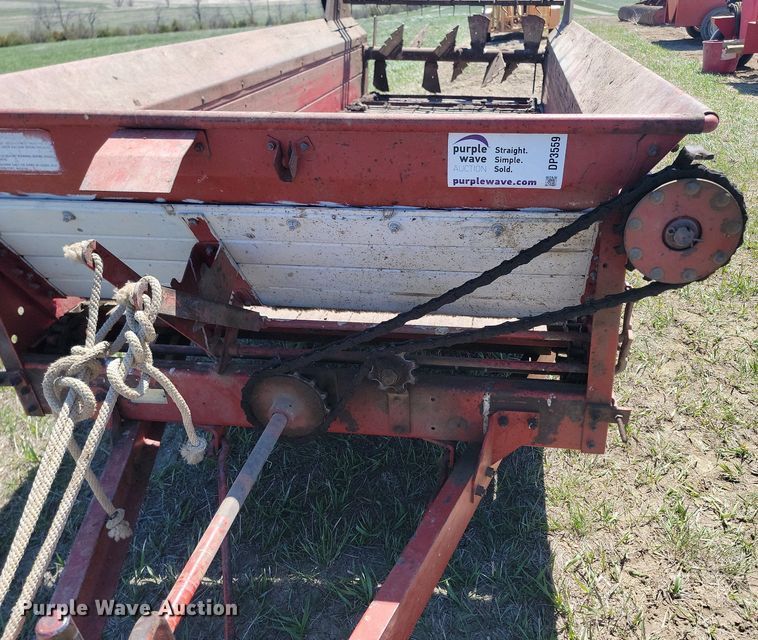image for item DP3559 International Harvest 11908 manure spreader