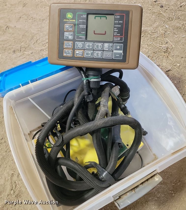 image for item DP3562 2007 John Deere  558 MegaWide Plus round baler