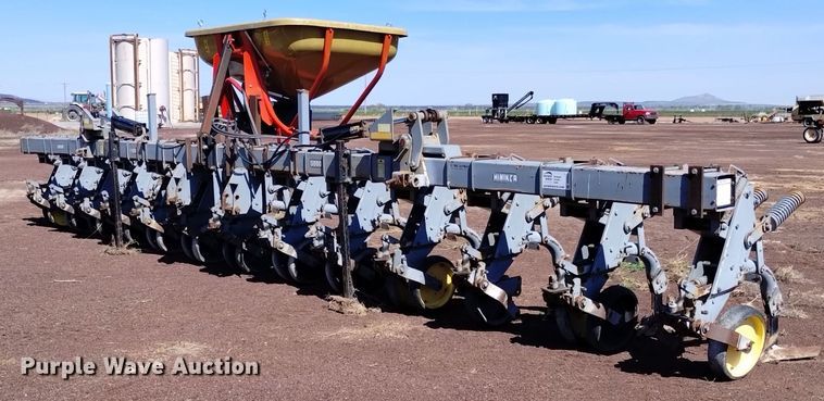 image for item DQ6093 Hiniker  6000 row crop cultivator with spreader