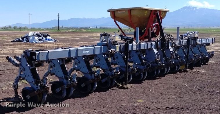 image for item DQ6093 Hiniker  6000 row crop cultivator with spreader