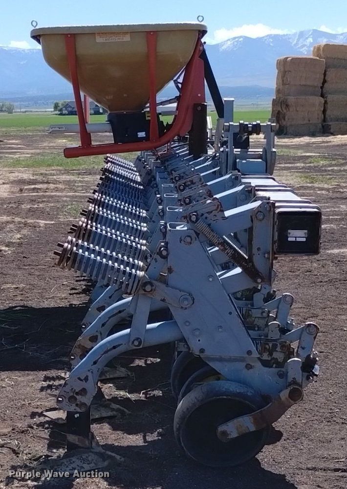 image for item DQ6093 Hiniker  6000 row crop cultivator with spreader