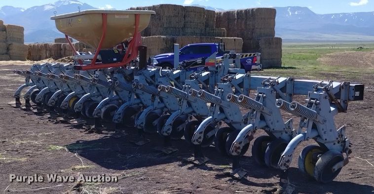 image for item DQ6093 Hiniker  6000 row crop cultivator with spreader