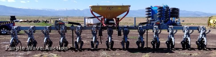 image for item DQ6093 Hiniker  6000 row crop cultivator with spreader