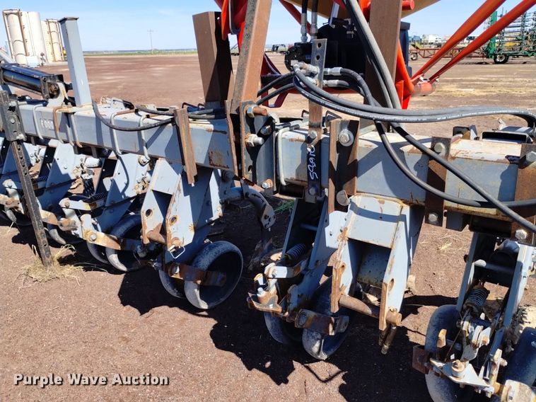 image for item DQ6093 Hiniker  6000 row crop cultivator with spreader