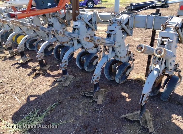 image for item DQ6093 Hiniker  6000 row crop cultivator with spreader