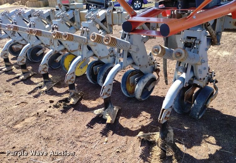image for item DQ6093 Hiniker  6000 row crop cultivator with spreader