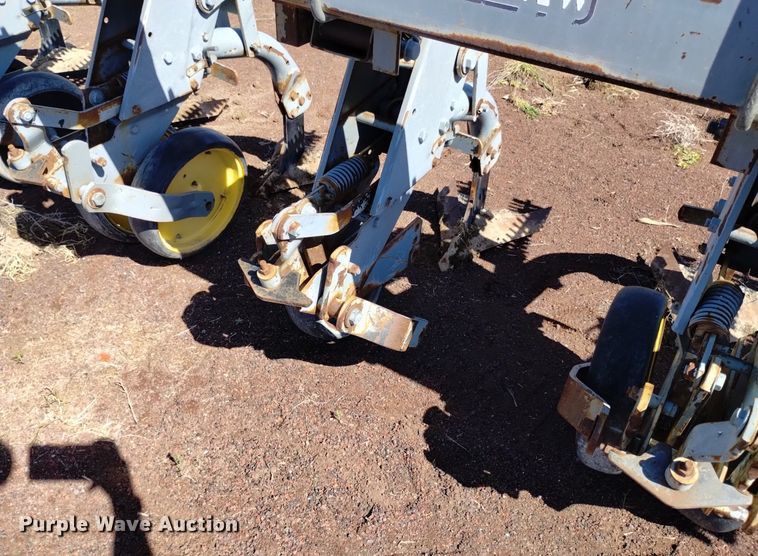 image for item DQ6093 Hiniker  6000 row crop cultivator with spreader