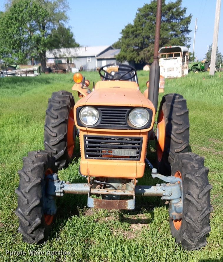 image for item DQ7061 1982 Kubota L275 MFWD tractor