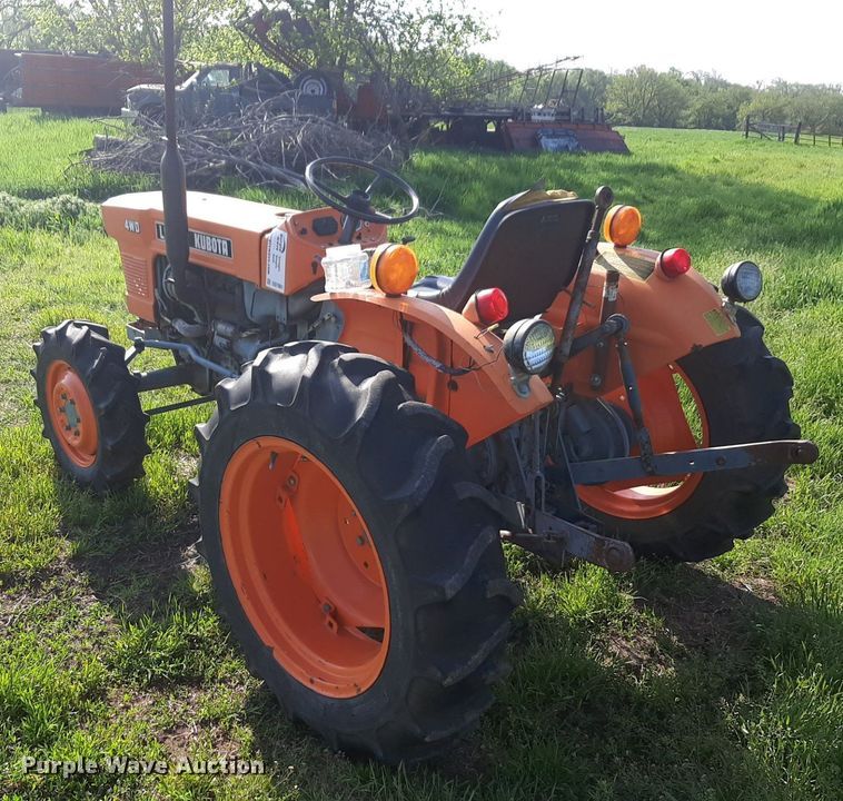 image for item DQ7061 1982 Kubota L275 MFWD tractor