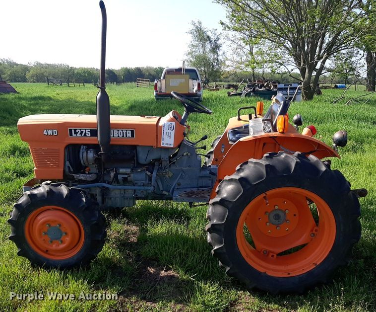 image for item DQ7061 1982 Kubota L275 MFWD tractor