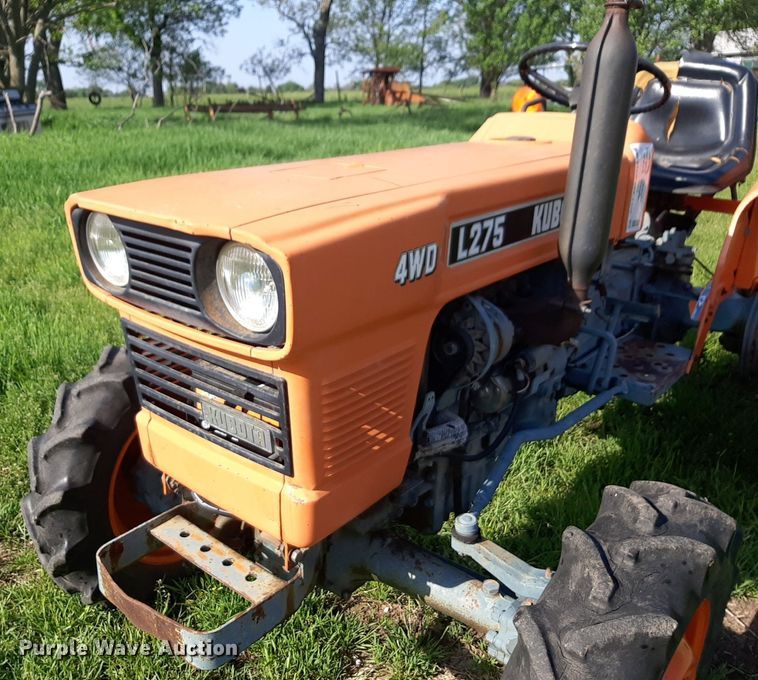 image for item DQ7061 1982 Kubota L275 MFWD tractor
