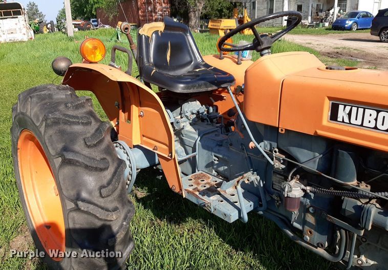 image for item DQ7061 1982 Kubota L275 MFWD tractor