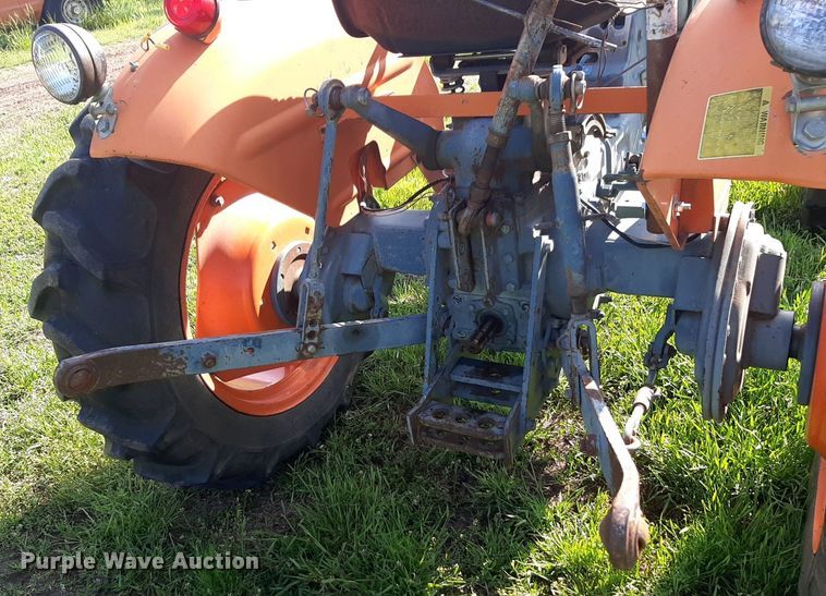 image for item DQ7061 1982 Kubota L275 MFWD tractor