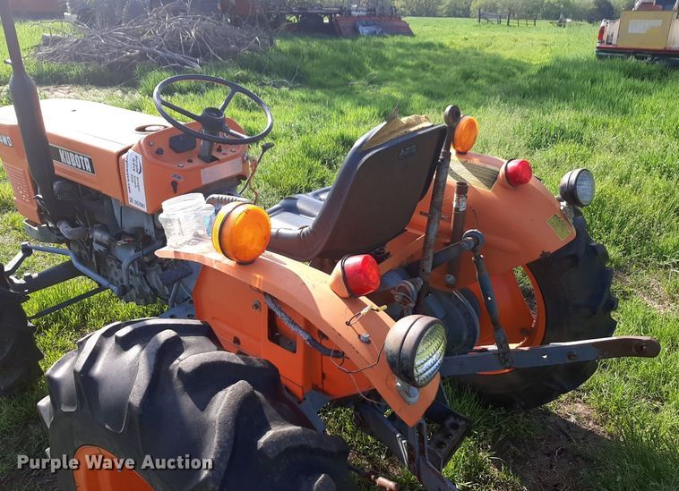 image for item DQ7061 1982 Kubota L275 MFWD tractor