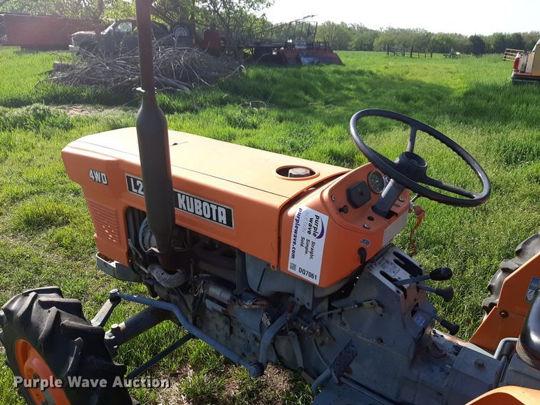 image for item DQ7061 1982 Kubota L275 MFWD tractor