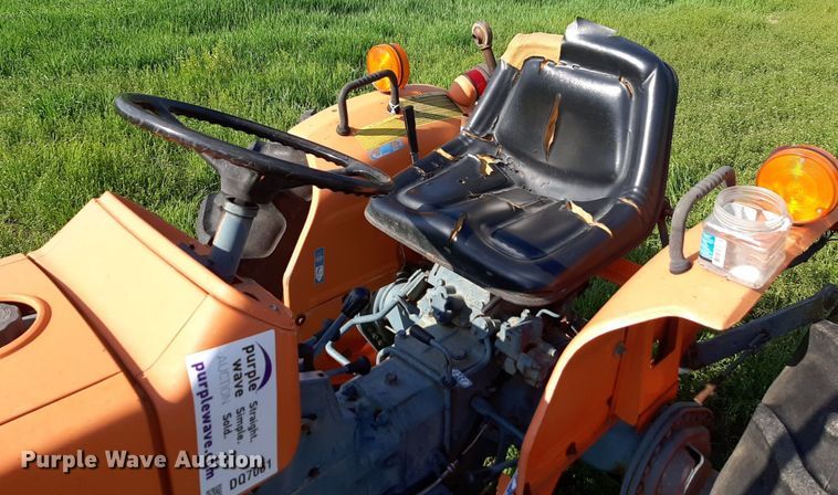 image for item DQ7061 1982 Kubota L275 MFWD tractor