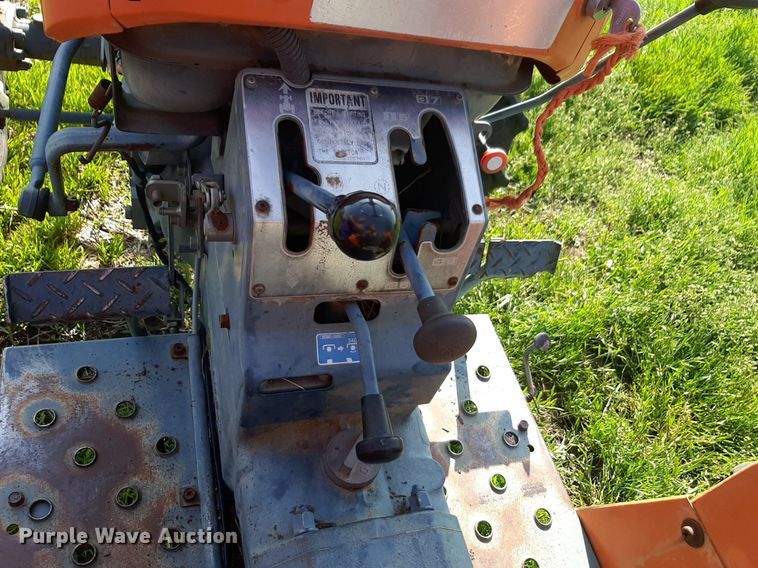 image for item DQ7061 1982 Kubota L275 MFWD tractor