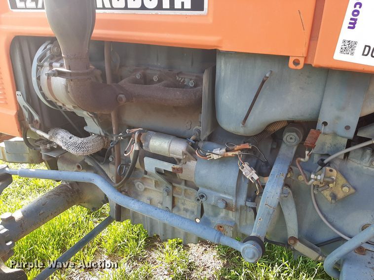 image for item DQ7061 1982 Kubota L275 MFWD tractor