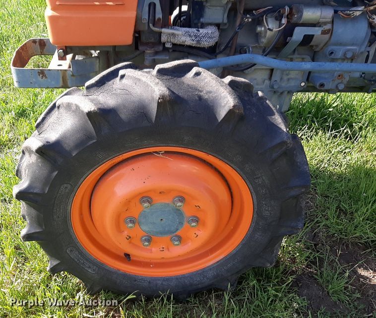 image for item DQ7061 1982 Kubota L275 MFWD tractor
