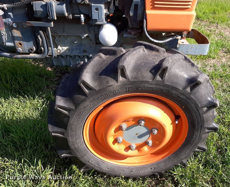 image for item DQ7061 1982 Kubota L275 MFWD tractor