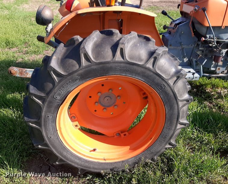 image for item DQ7061 1982 Kubota L275 MFWD tractor