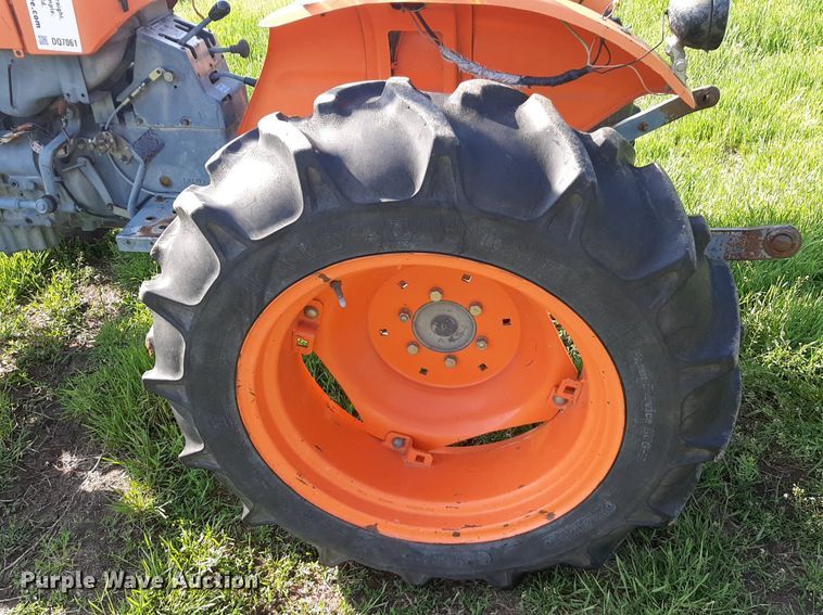 image for item DQ7061 1982 Kubota L275 MFWD tractor